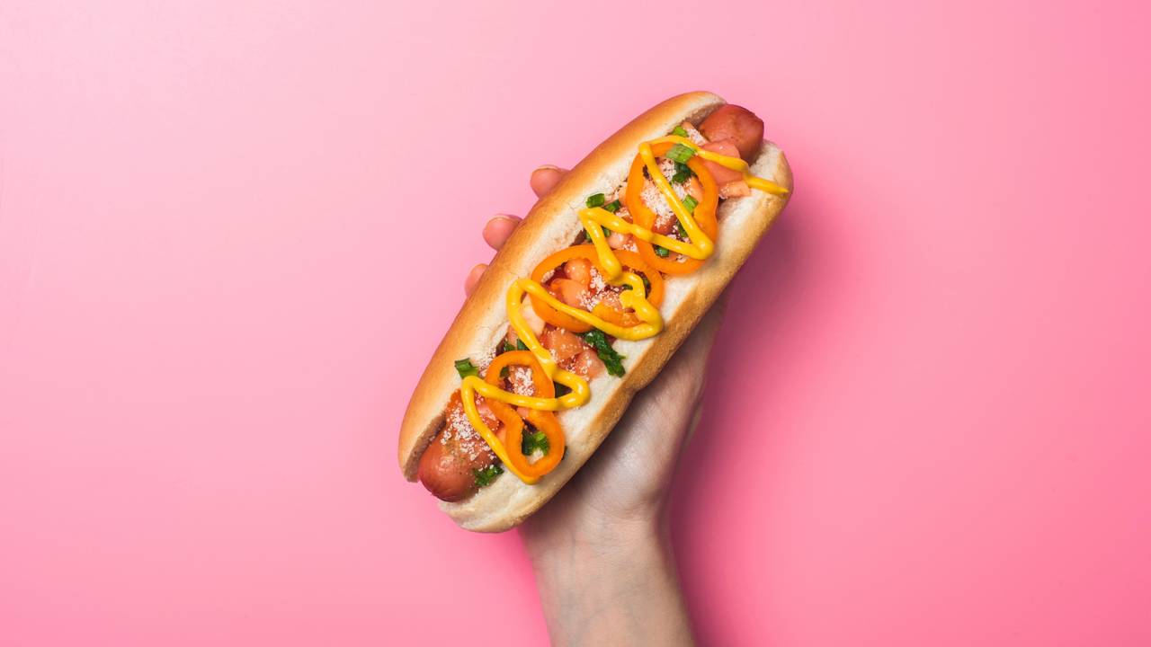 Cachorro-quente é um dos lanches mais amados do Brasil, mas sua nomenclatura muda conforme a cidade. No Rio de Janeiro, é simplesmente chamado de "cachorro-quente",