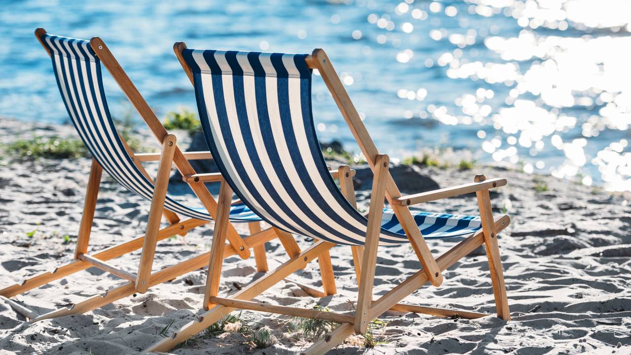 Cadeira dobrável com alça de mochila vira tendência para o verão