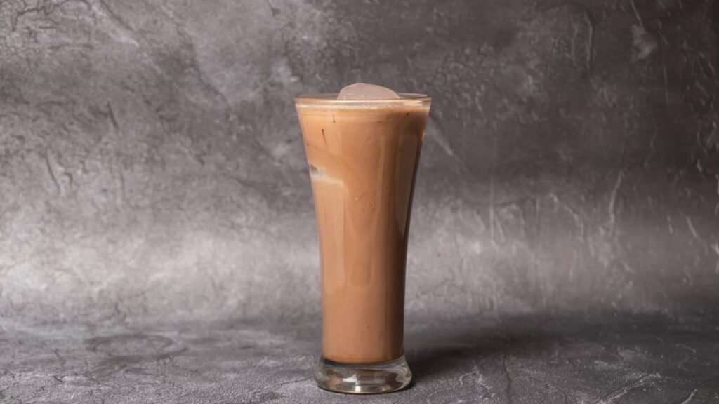 O café gelado cremoso que parece do Starbucks e é fácil de fazer