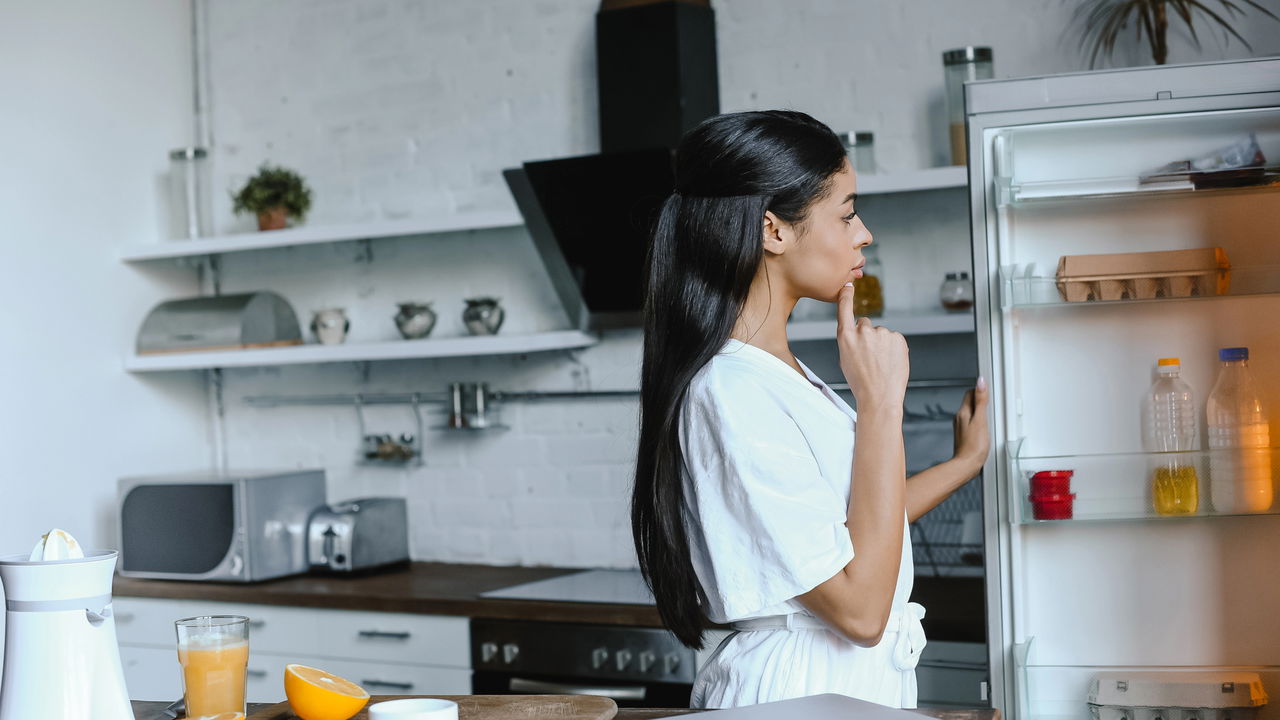 O mau cheiro na geladeira é um problema frequente em muitos lares, mas existe uma solução caseira, prática e altamente eficiente: o pó de café