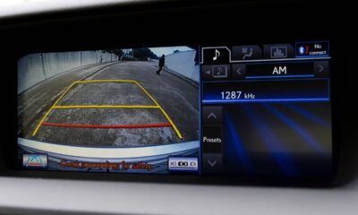 Como instalar câmera de ré e sensor de estacionamento no seu carro