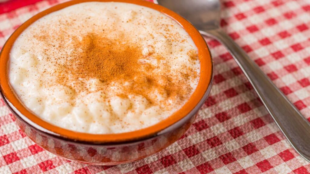 No Brasil, a diversidade cultural se manifesta também na culinária, refletida na variedade de nomes e preparações de pratos típicos