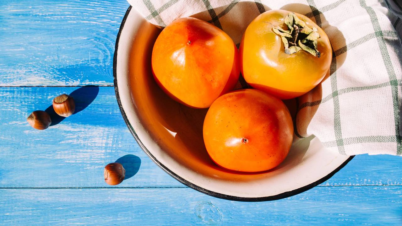 Como colher caqui rápido e sem danificar o fruto para garantir sabor doce