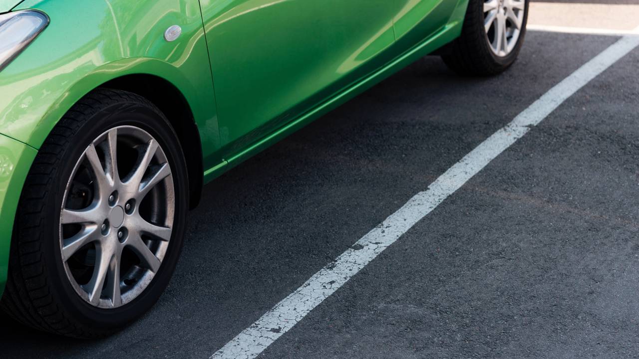 O carro que estaciona sozinho chegou ao Brasil e está chamando atenção