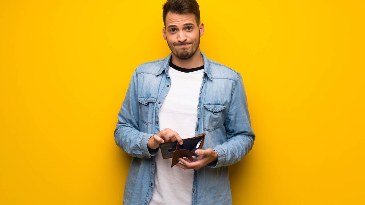 A astrologia sugere que os signos do zodíaco podem influenciar a personalidade e os comportamentos de cada indivíduo, incluindo as decisões financeiras do dia a dia. Conhecer as principais características de cada signo pode ser útil para identificar hábitos que levam ao desequilíbrio econômico e para adotar práticas mais saudáveis na gestão do dinheiro.