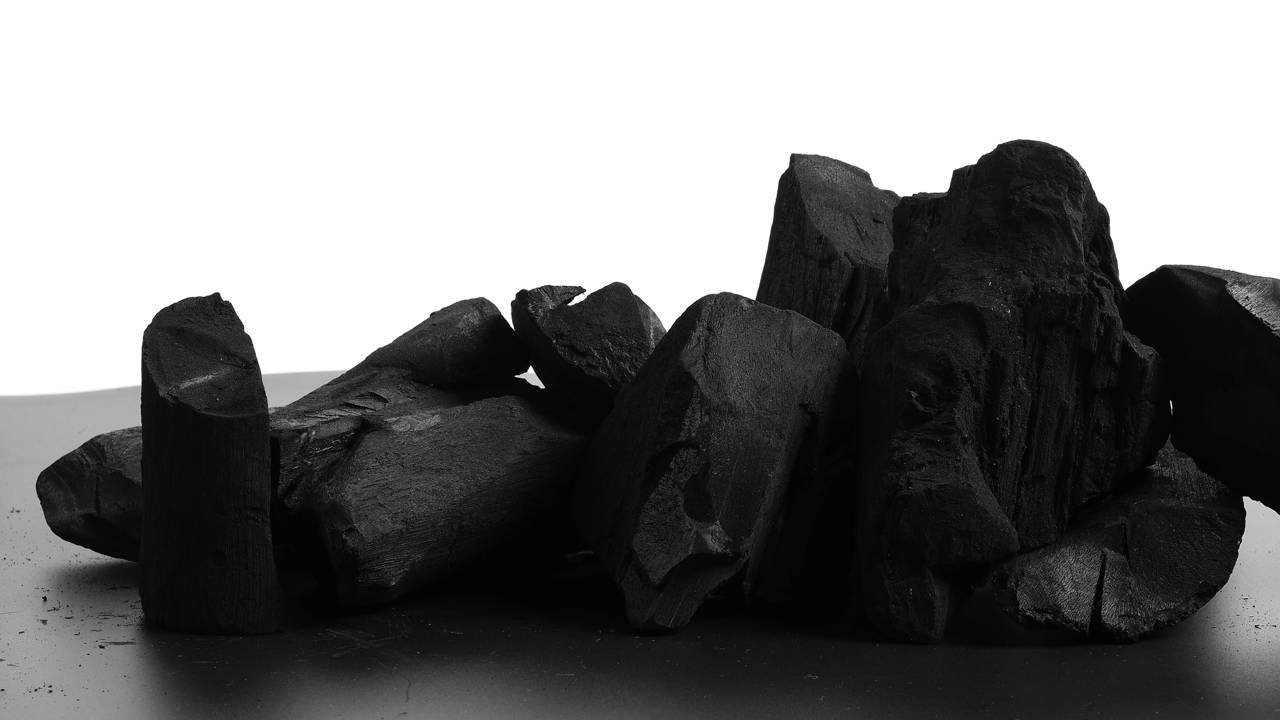 O carvão é amplamente reconhecido como uma solução natural e eficiente para eliminar odores indesejados em armários