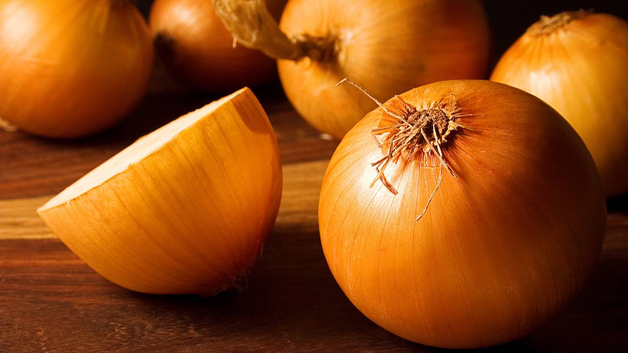 Fortaleça suas plantas com um adubo natural feito de casca de cebola