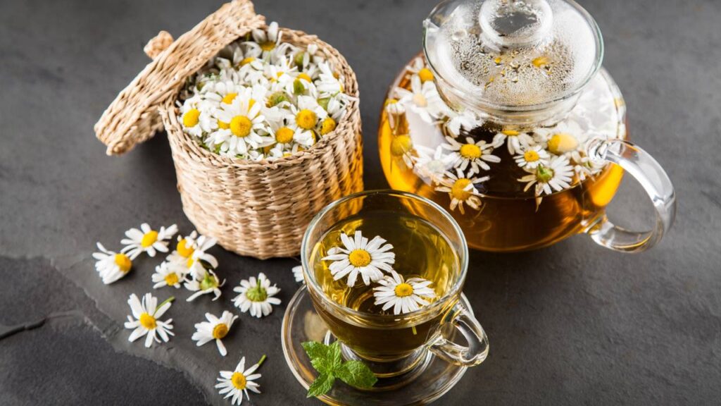 A camomila é uma aliada natural renomada para quem busca clarear os fios e realçar o brilho do cabelo