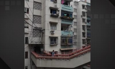 Vista panorâmica de Chongqing, China, com edifícios altos e vias elevadas, retratando a complexidade urbana que confunde turistas e aplicativos de navegação.