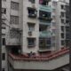 Vista panorâmica de Chongqing, China, com edifícios altos e vias elevadas, retratando a complexidade urbana que confunde turistas e aplicativos de navegação.