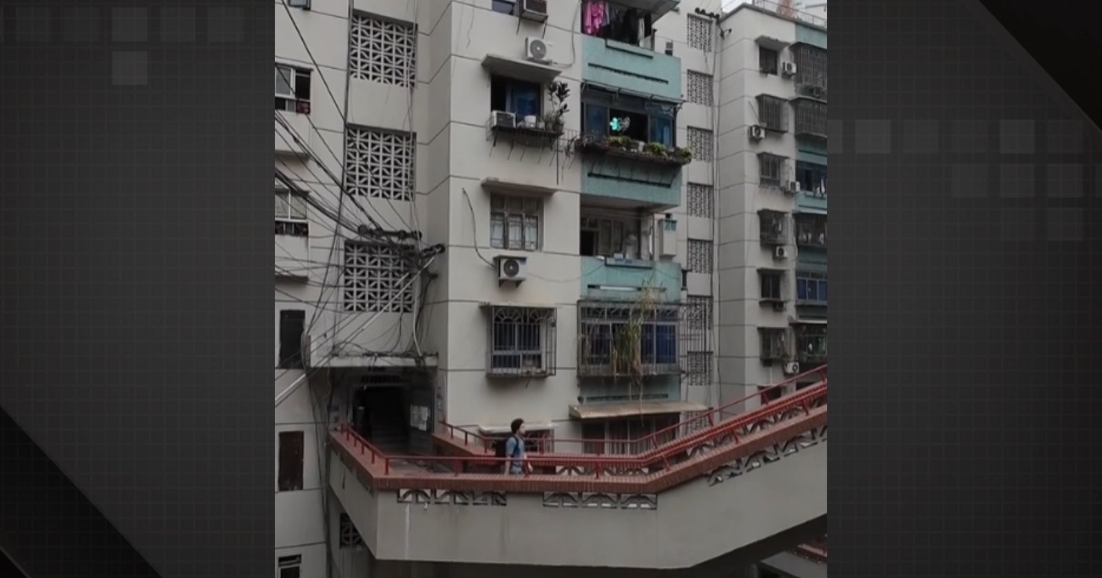 Vista panorâmica de Chongqing, China, com edifícios altos e vias elevadas, retratando a complexidade urbana que confunde turistas e aplicativos de navegação.