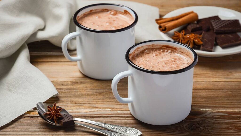O chocolate quente cremoso com leite condensado que derrete na boca