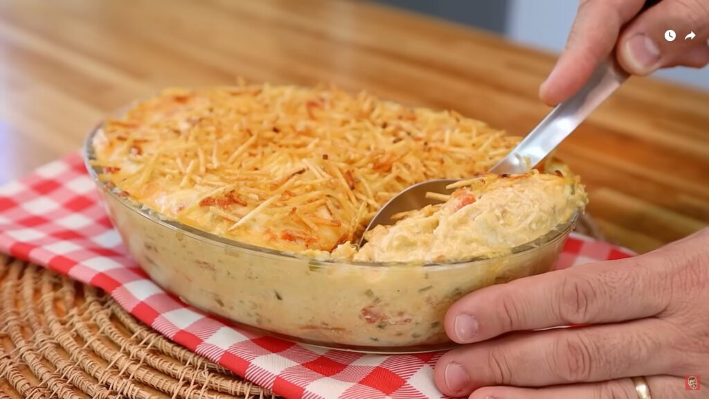 Receita de fricassê de frango cremoso com queijo e batata palha bem crocante