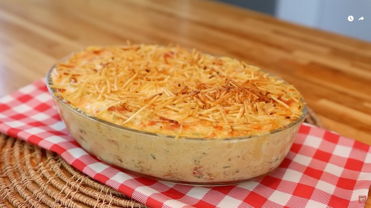 Receita de fricassê de frango cremoso com queijo e batata palha bem crocante