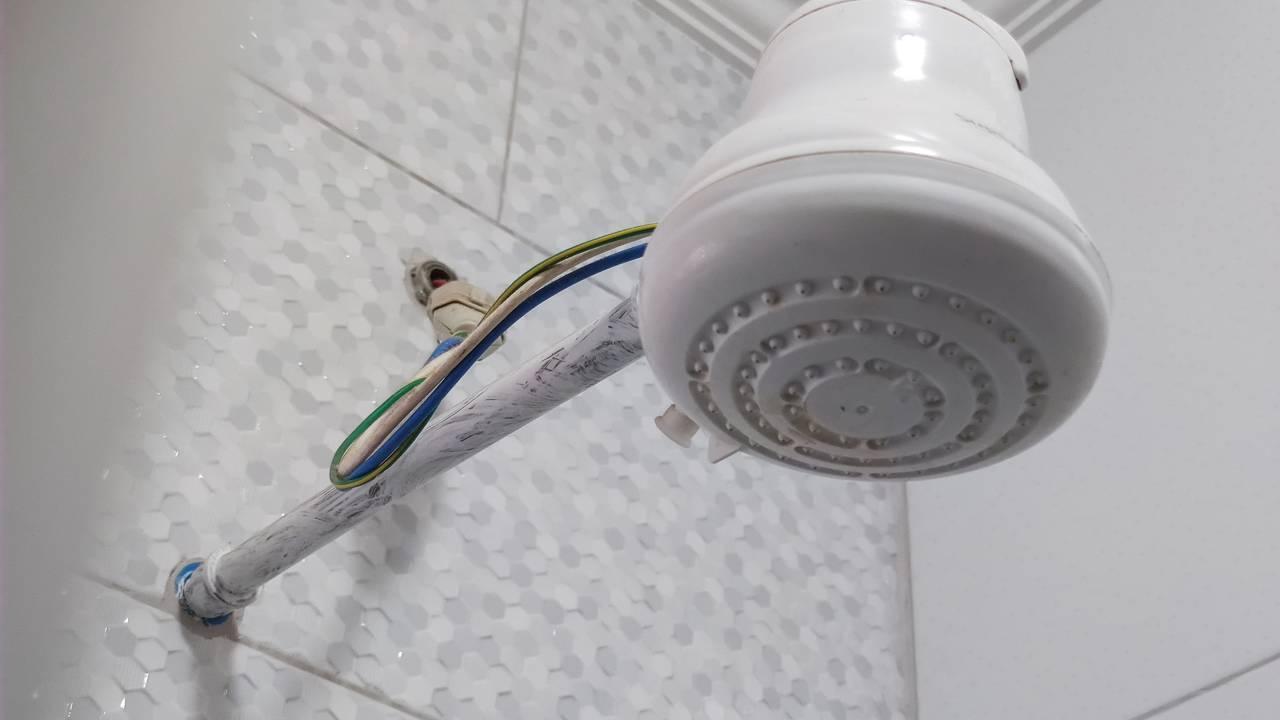 A flutuação de temperatura em um chuveiro é um desconforto diário comum, causado por vários fatores que impactam diretamente a constância da água aquecida; entender as causas pode ajudar a resolver o problema e tornar o banho muito mais agradável.