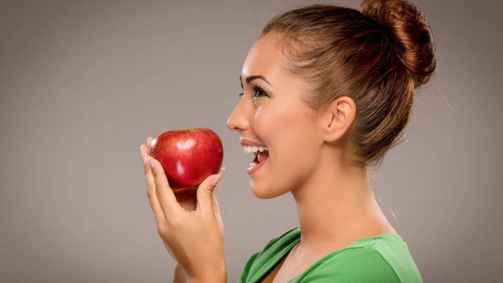 A hora do dia em que você come uma maçã faz diferença quando se trata de perda de peso, segundo especialistas