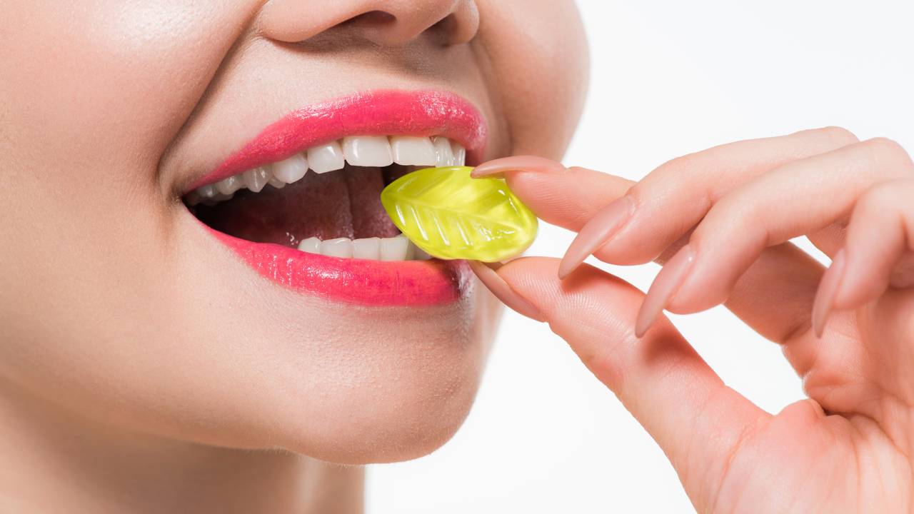 Já pensou ter em casa uma fruta que parece bala azedinha natural?