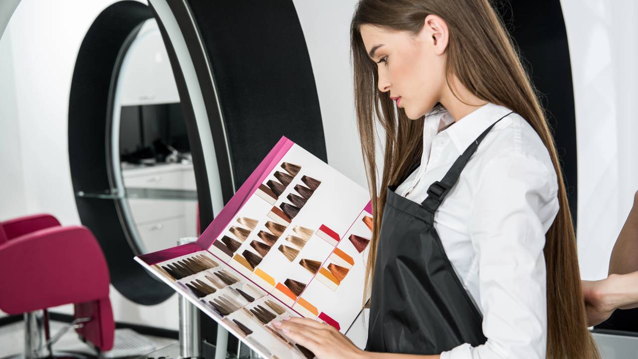 Nos últimos meses, uma nova tendência de cor de cabelo tem dominado o universo das influenciadoras brasileiras