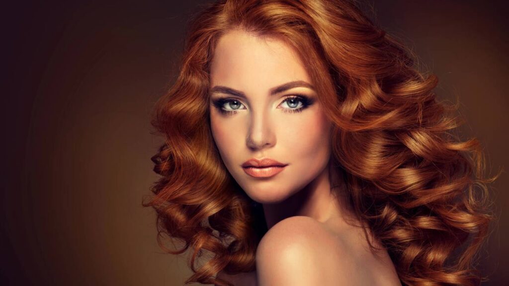 Nos últimos meses, uma nova tendência de cor de cabelo tem dominado o universo das influenciadoras brasileiras