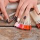 Tendência de esmalte já começa a aparecer nas mãos mais estilosas