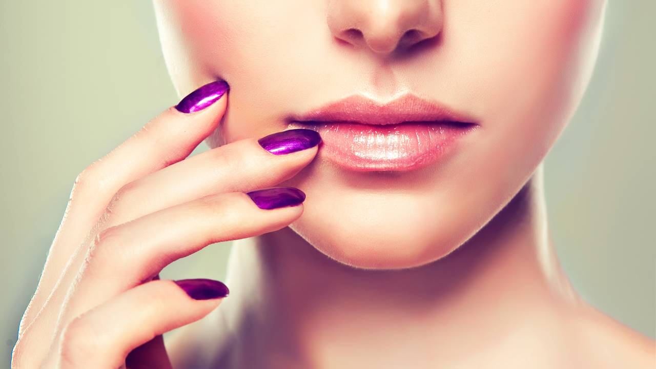 Manter a cor do esmalte intacta por mais tempo exige cuidados diários e técnicas apropriadas desde a preparação até o pós-esmaltação