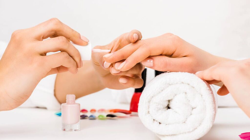 Manter a cor do esmalte intacta por mais tempo exige cuidados diários e técnicas apropriadas desde a preparação até o pós-esmaltação