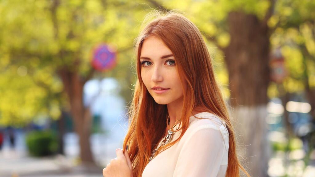 Adotar cores quentes no cabelo é uma forma criativa de transformar seu visual, trazendo luminosidade e realçando a expressão facial