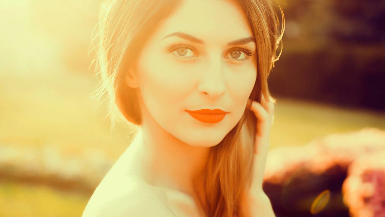 Adotar cores quentes no cabelo é uma forma criativa de transformar seu visual, trazendo luminosidade e realçando a expressão facial