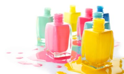 No cenário atual da moda, as cores de esmalte evoluem com as tendências e refletem as personalidades e preferências de cada indivíduo, adaptando-se a diferentes