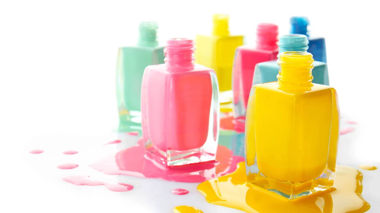 No cenário atual da moda, as cores de esmalte evoluem com as tendências e refletem as personalidades e preferências de cada indivíduo, adaptando-se a diferentes