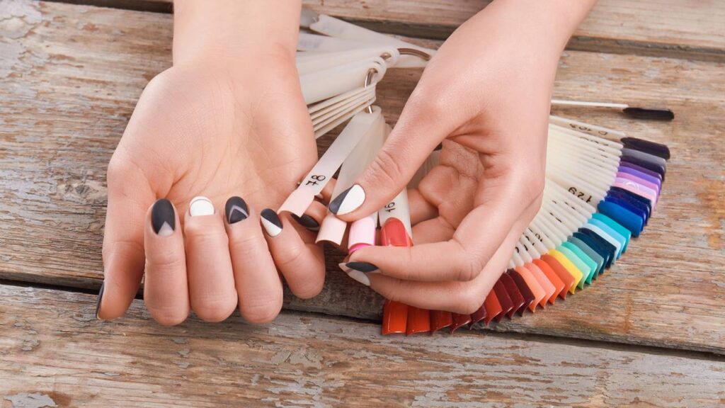 Tendência de unhas que une leveza, elegância e um toque moderno