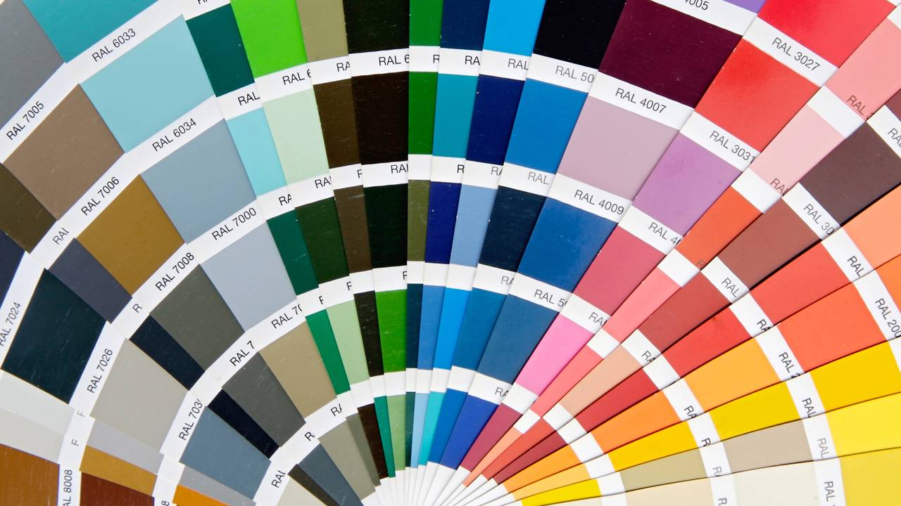 As cores que estão dominando a decoração em 2025 e transformando os ambientes