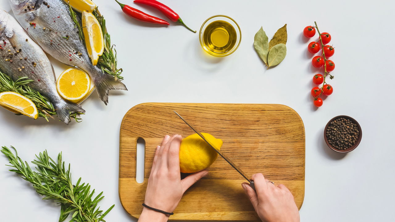 Eliminar o forte odor de peixe de utensílios é um desafio comum, principalmente para quem cozinha com frequência.