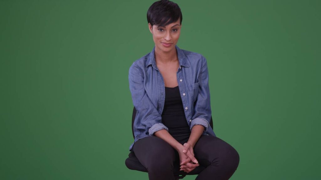 O corte pixie, um dos estilos capilares mais icônicos e atemporais, retorna com uma adição moderna e ousada: a franja. Essa combinação proporciona versatilidade e um toque contemporâneo que valoriza diferentes tipos de rostos, reinventando o clássico por meio de inúmeras variações que trazem frescor ao visual.