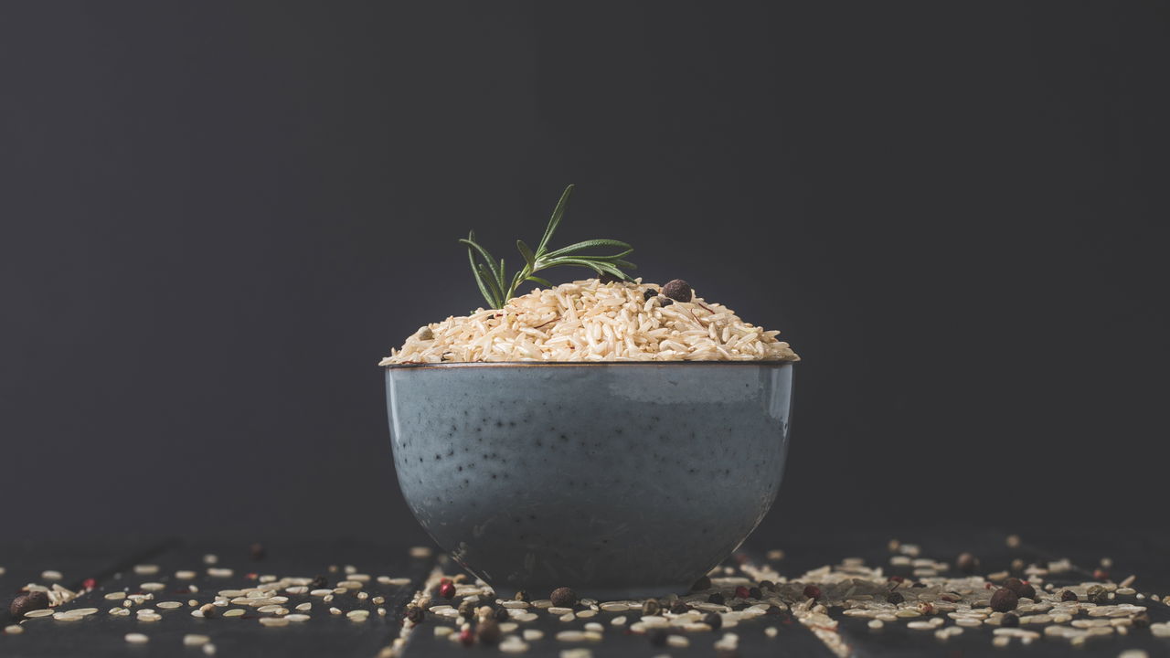 Você já se perguntou o que acontece se cozinhar arroz sem lavar antes