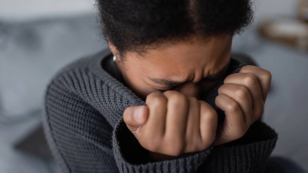 A psicologia explica por que a pessoa sente vontade de mexer nas mãos quando está ansiosa