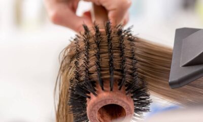 Nos dias atuais, os cuidados com os cabelos se tornaram uma prioridade para muitas pessoas, levando à procura por tratamentos de reconstrução capilar. Embora salões de beleza ofereçam opções sofisticadas, alternativas caseiras com ingredientes acessíveis e eficazes estão conquistando cada vez mais adeptos.