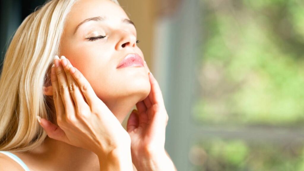 Alimentar-se de forma adequada pode trazer muitos benefícios à saúde da pele, como mais firmeza e luminosidade. Certos nutrientes, como a vitamina C, são conhecidos por sua capacidade antioxidante e por contribuir para a produção de colágeno, proteína vital para a estrutura e elasticidade da pele. Além da laranja, outras frutas oferecem ainda mais vitamina C e podem fazer parte de uma dieta equilibrada para melhorar o aspecto da pele.