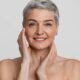 Cuidados simples com a pele antes da maquiagem para mulheres 50+