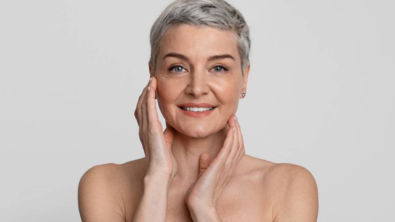 Cuidados simples com a pele antes da maquiagem para mulheres 50+