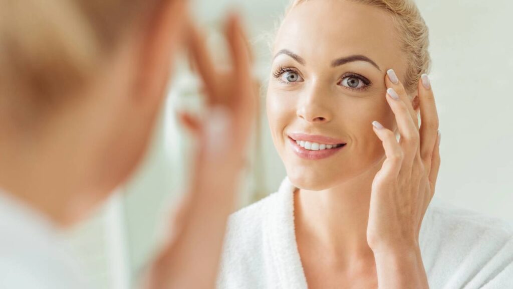 Cuidados simples com a pele antes da maquiagem para mulheres 50+