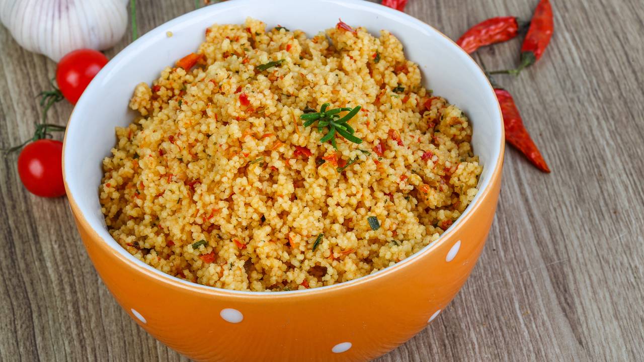 Como preparar o verdadeiro cuscuz nordestino simples e delicioso