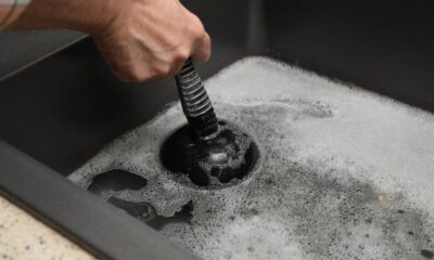 Desentupir uma pia pode parecer complicado, mas com vinagre e bicarbonato, a tarefa fica simples e eficiente. Esses ingredientes caseiros são conhecidos por remover bloqueios leves