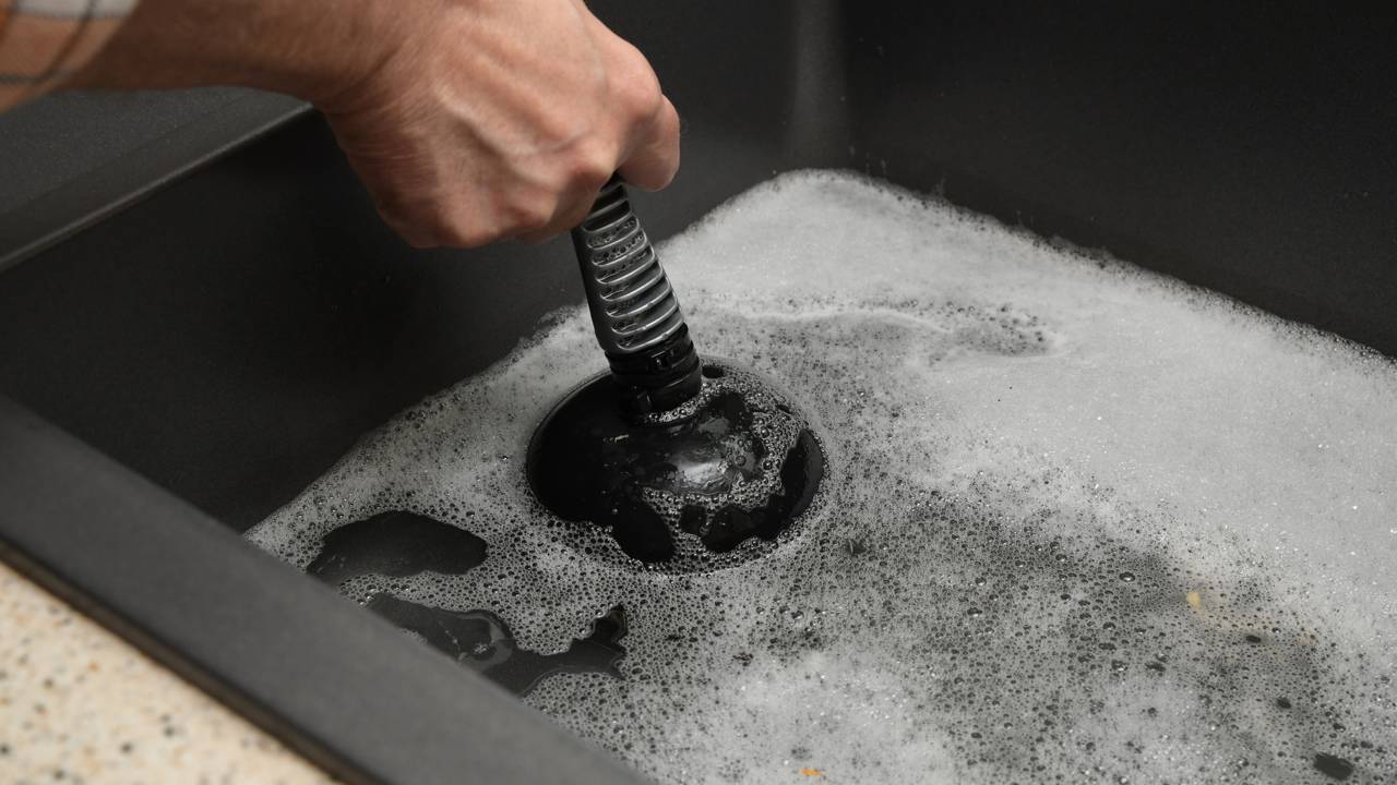 Desentupir uma pia pode parecer complicado, mas com vinagre e bicarbonato, a tarefa fica simples e eficiente. Esses ingredientes caseiros são conhecidos por remover bloqueios leves