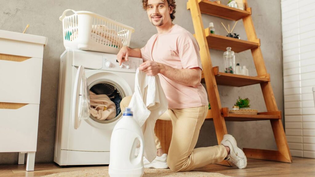 Remover manchas de gordura da roupa pode ser um desafio constante, especialmente nas peças do dia a dia. Entretanto, com o uso adequado de detergente, é possível