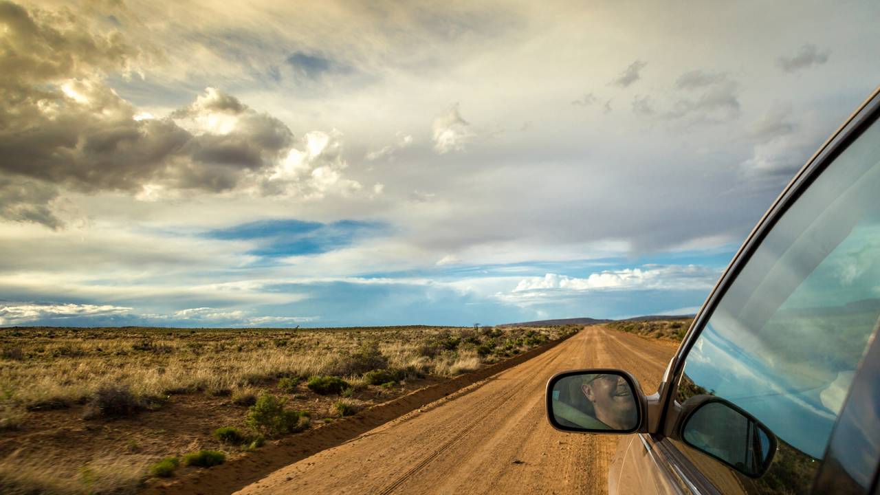 Como dirigir com mais segurança em estradas de terra