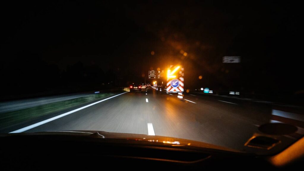 Hábitos que quase todo mundo faz errado ao dirigir a noite em rodovia e nem se dá conta