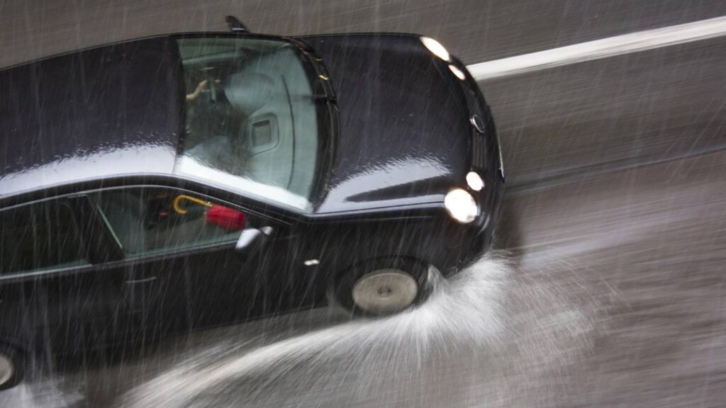 Dirigir na chuva não é só pisar no freio, saiba os erros que mais causam acidentes