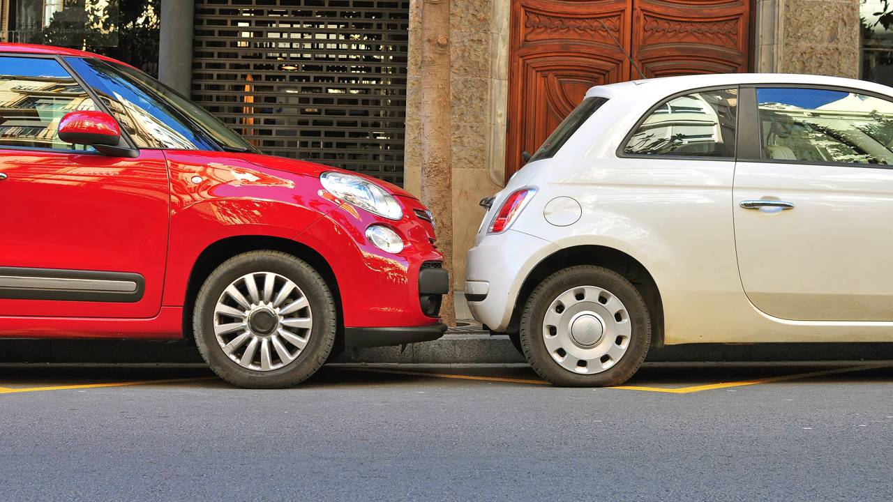 Como agir com segurança quando outro carro dirige colado no seu