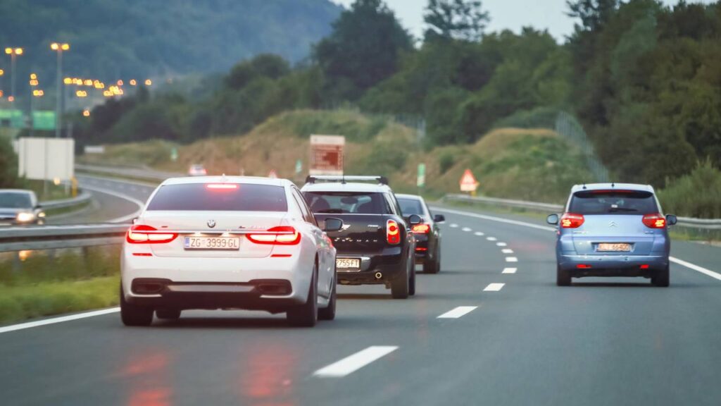 Como agir com segurança quando outro carro dirige colado no seu